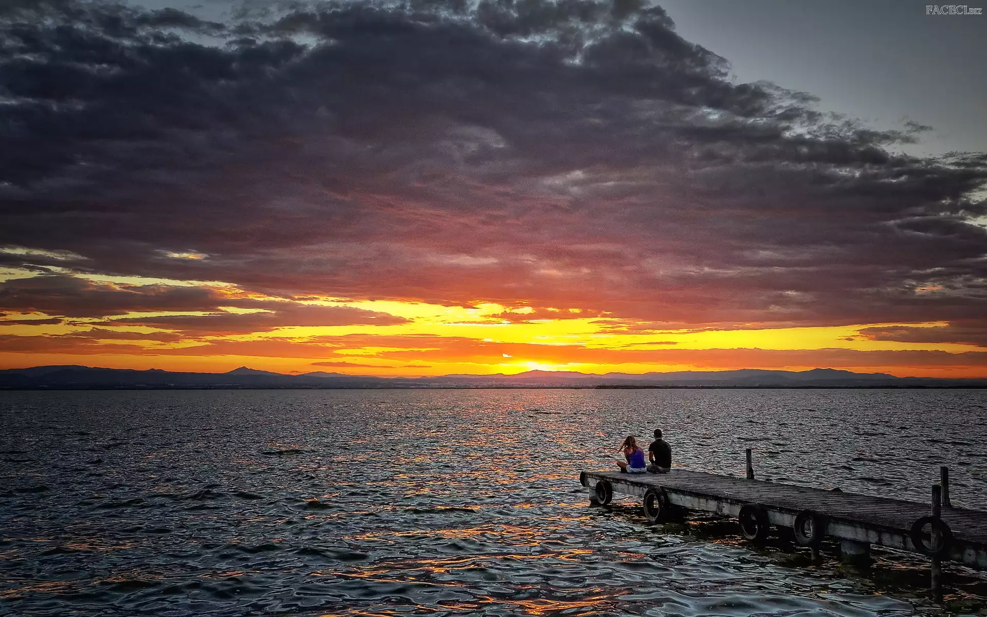 Słońca, Mężczyzna, Jezioro, Zachód, Chmury, Kobieta, Molo, Góry